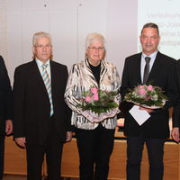 Bild vergr��ern: v.l.n.r.: J�rgen Otto, Franz-Josef Dr�ge und Ehefrau, Alfons Peterschulte und B�rgermeister Diemar He�