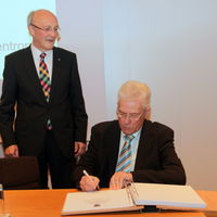 Bild vergr��ern: Franz-Josef Dr�ge tr�gt sich in das G�ste- und Ehrenbuch der Gemeinde Finnentrop ein