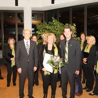 Bild vergr��ern: B�rgermeister He� �berreichte der 1. Vorsitzenden Annette Berels und Chorleiter Dominik Sch�nauer eine Urkunde und ein kleines Pr�sent