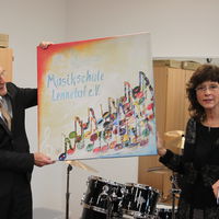 Bild vergr��ern: F�rdervereinsvorsitzende Dr. Anne Hermes �berreicht BM He� das 