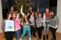 Bild vergr��ern:  Die M�dchen der Schul-AG �fit for life� des Kinder-, Jugend- und Kulturhauses  freuen sich mit Gunter Stegemann (l.h.) und Monika Holth�fer (4.v.l.) �ber ihre Auszeichnung