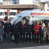 Bild vergr��ern: Die Fahrer  freuen sich �ber ihren neuen Bus