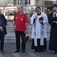 Bild vergr��ern: Segnung durch Vikar Mariusz und Pfarrerin Warns
