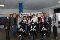 Bild vergr��ern: �bergabe der neuen Motorroller