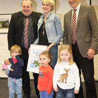 Bild vergr��ern: 100 Euro gab es jeweils f�r den Kath. Kindergarten St. Matthias aus Fretter...