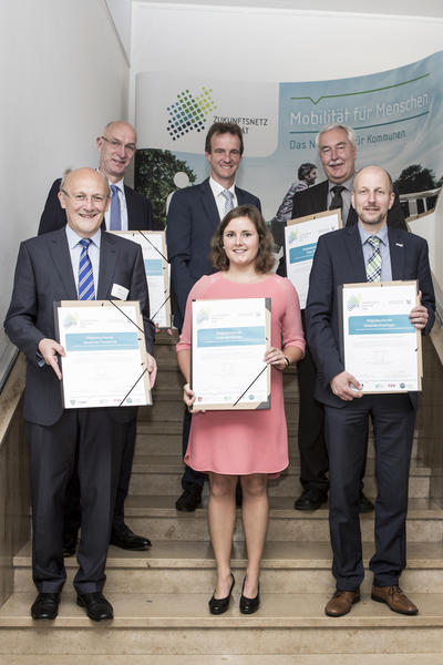 Bild vergr��ern: ZNM_Urkundenubergabe_Gruppenbild_005