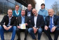 Bild vergr��ern: Auf dem Bild (v.l.): Thorsten Vietor, stellv. Schulleiter der Gesamtschule; Sonja Pott, Bereich Sport der Gemeinde; Markus Sperlbaum, Vorsitzender des F�rdervereins; Michael Kammerer, F�rderverein; Gerd Kowalzik, Schwimmwart Wasserfreunde Finnentrop; Rebecca K�nig, F�rderverein, Dietmar He� B�rgermeister