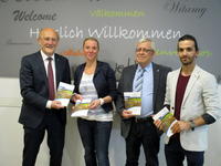 Bild vergr��ern: B�rgermeister Dietmar He�, Pia Hirschh�user, Peter Schmitz und Bwar Kurdi