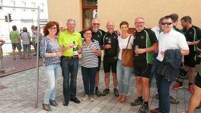 Bild vergr��ern: Ankunft und Begr��ung in Helbra