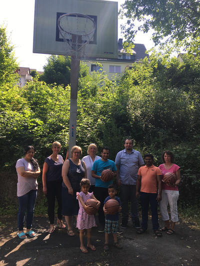 Bild vergr��ern: Auf dem Foto von links nach rechts: Hero Mohammed, Simone Rohde, Dorothee B�hne, Parvati Ibrahim, Kordula Kleppel, Morha Alali Alwarde, Shiva Ibrahim, Bj�rn B�scher, Shadidullah Mohammad, Cornelia Wichert.
Es fehlt: Pia Hirschh�user.