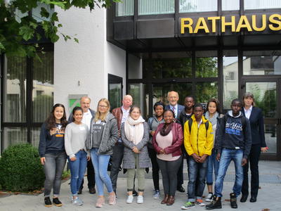 Bild vergr��ern: Besuch Sch�lerInnen Namibia Rathaus