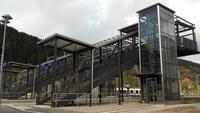 Bild vergr��ern: Aufz�ge mit Fu�g�ngerbr�cke am Bahnhof Finnentrop