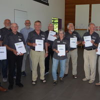 Bild vergr��ern: Geehrt wurden: Helmut Adler, Hugo Deutenberg, Elisabeth Erwes, Peter Jopke, Alfons Kramer, Gerhard Loth, Peter Melchers, Werner Eckhard, Manfred Ziegert, Siegfried Zimmermann (zehn Jahre ehrenamtliche Fahrert�tigkeit) sowie Bernhard Lubeley (Routenplanung).