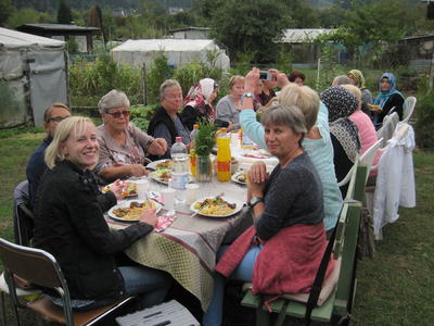 Internationaler Frauentreff zu Gast im t�rkischen Schrebergarten