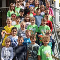 B�rgermeister He� bedankte sich bei 34 jungen Grundsch�lern f�r ihre Hilfe als Buslotsen