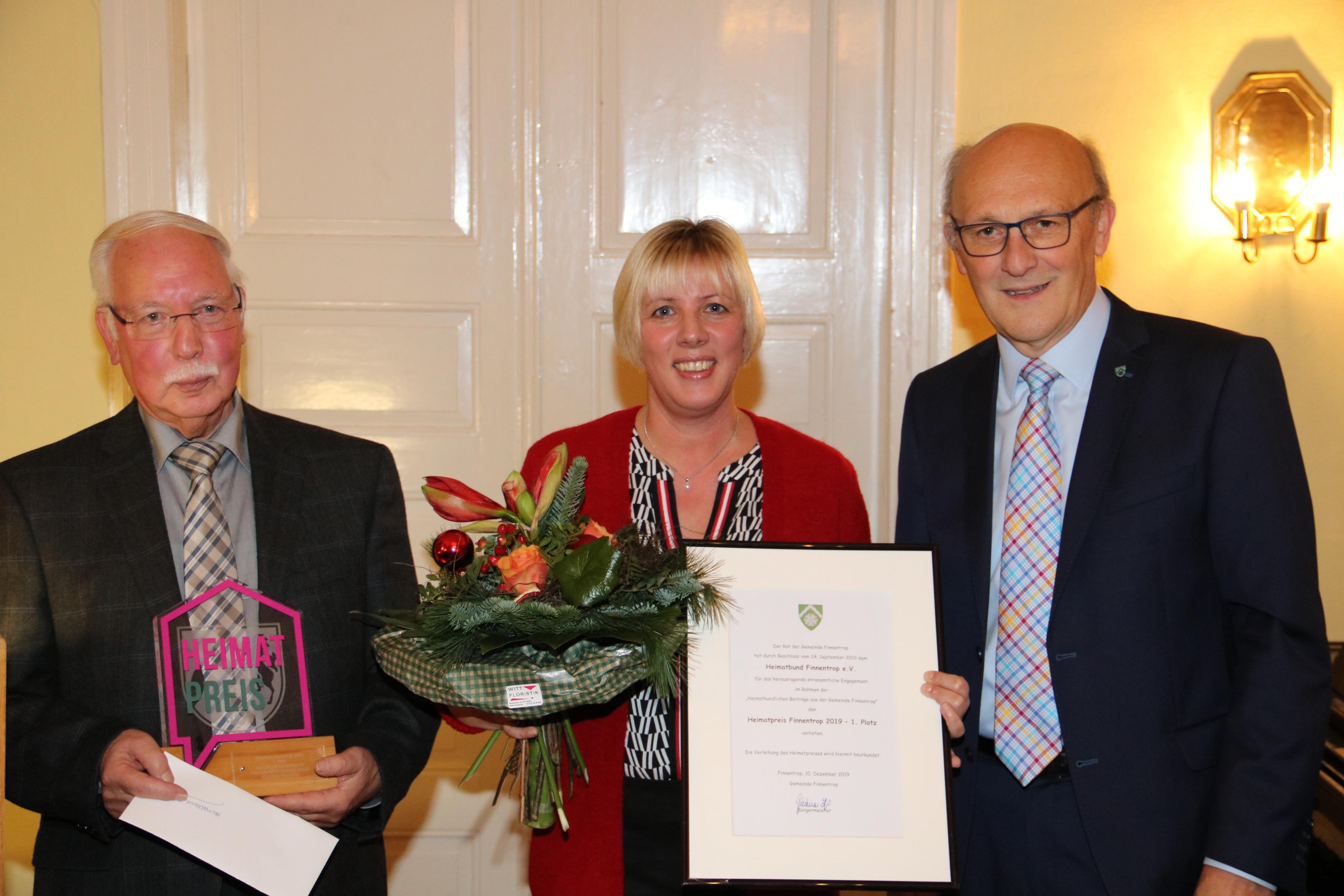 Bild vergr��ern: Heimatpreis 2019 (Heimatbund der Gemeinde Finnentrop - Volker Kennemann, Doris Kennemann, B�rgermeister He�)