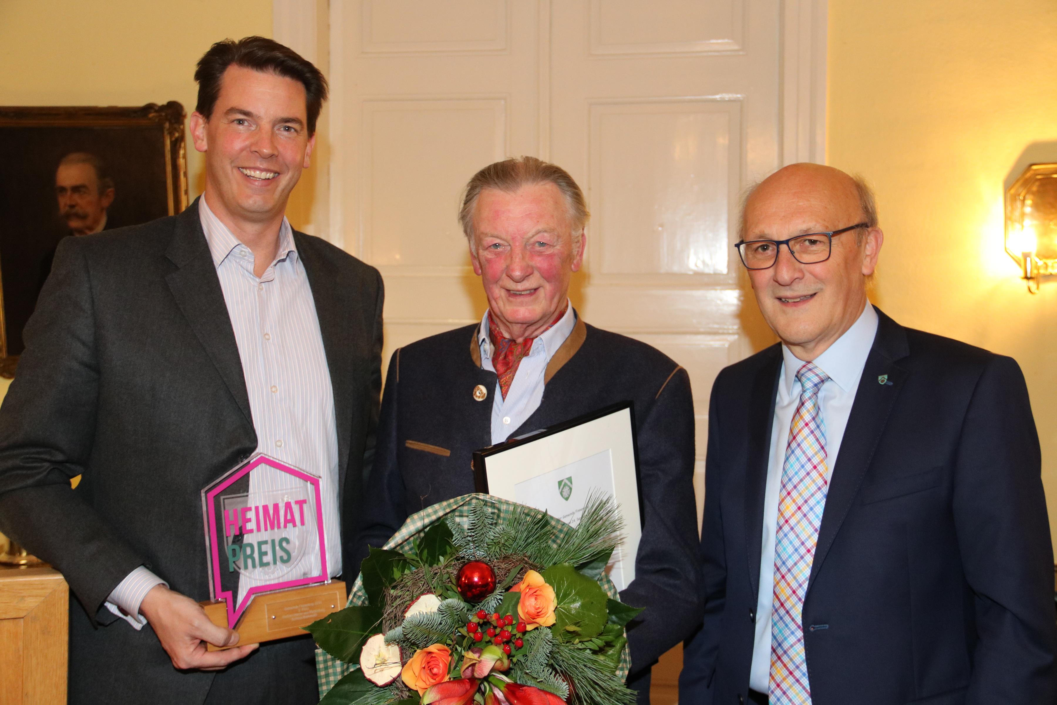Bild vergr��ern: Heimatpreis 2019 (Freiherr Mortimer von Plettenberg, Freiherr Hanno von Plettenberg und B�rgermeister He�)