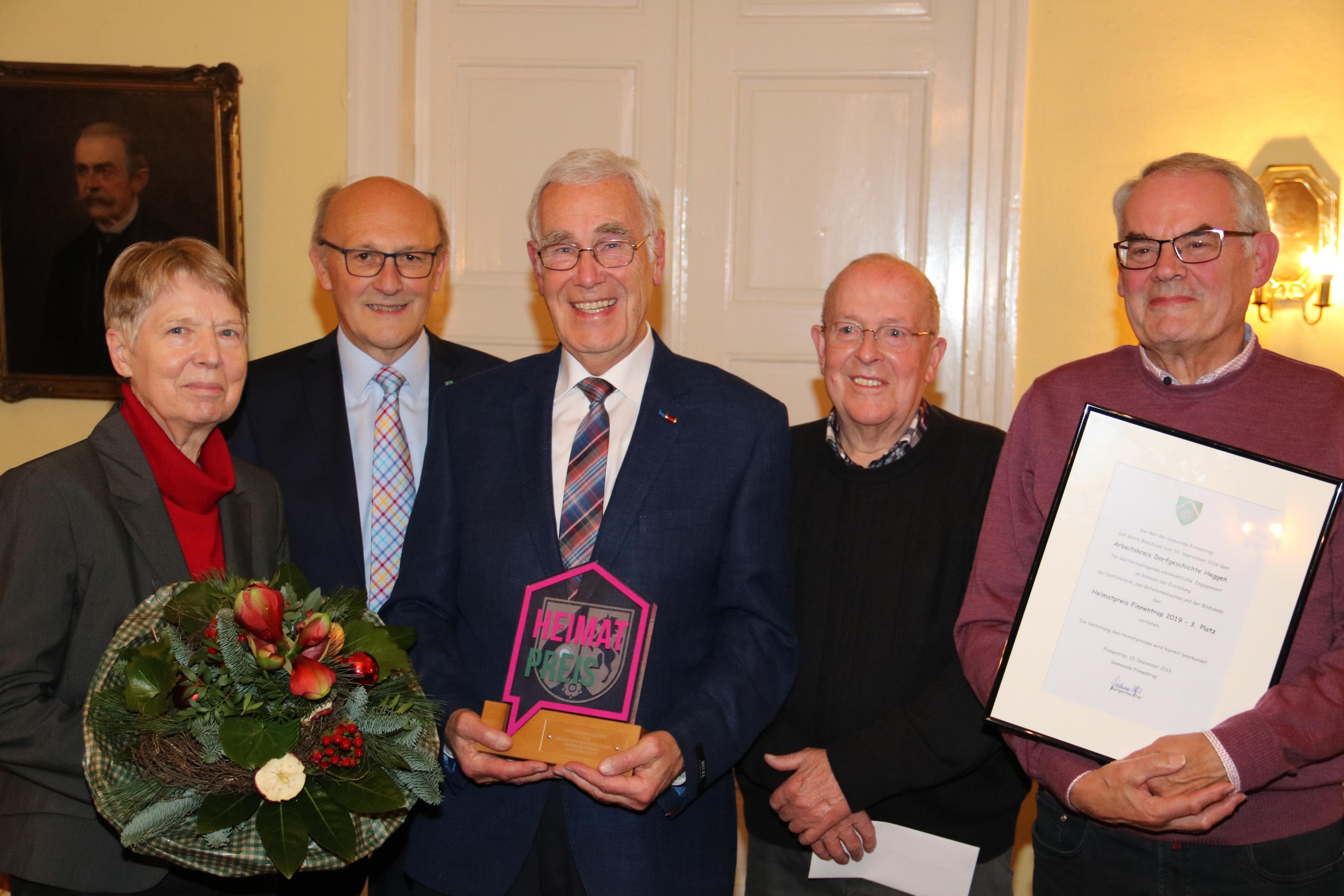 Bild vergr��ern: Heimatpreis 2019 (Arbeitskreis Dorfgeschichte Heggen -Mechthild Sieg, B�rgermeister He�, Herbert Hesener, Alfred Tilke und G�nter Haase)