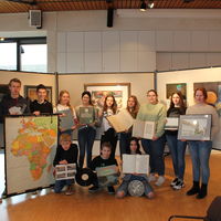 Bild vergr��ern: Sch�lerinnen und Sch�ler der Bigge-Lenne Gesamtschule Finnentrop mit Archivalien (2)