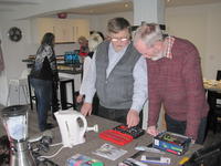 Bild vergr��ern: Erste Besucher im Reparatur-Caf�