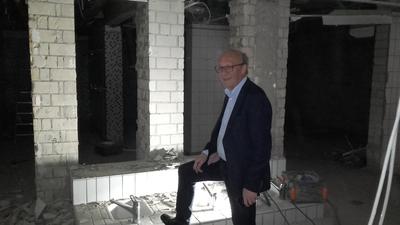 Bild vergr��ern: B�rgermeister Dietmar He� bei der Besichtigung der Sauna-Baustelle