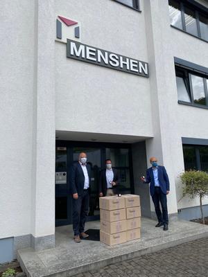Bild vergr��ern: von links nach rechts: Ludger Braukmann (Gesch�ftsf�hrer), Jochen Mahrenholtz (Gesch�ftsf�hrer), B�rgermeister Dietmar He�