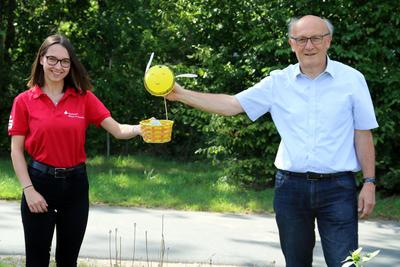 Bild vergr��ern: Janina Altenhoff, Auszubildende der Sparkasse Mitten im Sauerland, B�rgermeister Dietmar He�