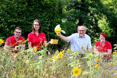 Bild vergr��ern: Jonas Vogt, Janina Altenhoff, beides Auszubildende der Sparkasse Mitten im Sauerland, B�rgermeister Dietmar He�, Bianca Ziegert, Auszubildende
