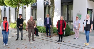 Bild vergr��ern: Einige Mitglieder sind 20 Jahre aktiv. Sie wurden von B�rgermeister Dietmar He� (Mitte) und Brigitte K�mhof, Agenda-Beauftragte der Gemeinde Finnentrop (rechts) besonders geehrt: Monika Holth�fer, Michael Hunold (beide Kinder-, Jugend- und Kulturhaus), Dr. Heidi Zimmermann, Gertrud S�ck und Eva-Maria Grelli (v. l. n. r.)