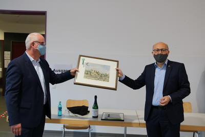 Bild vergr��ern: Erster Beigeordneter Ludwig Rasche �berreicht dem scheidenden B�rgermeister Dietmar He� ein Bild von Benno Heimes