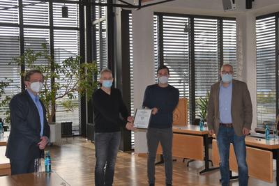 Bild vergr��ern: Thorsten Vietor (Schulleiter BLG) und Jan Plinke (Leiter des Umweltprojektes) nahmen den Preis entgegen.