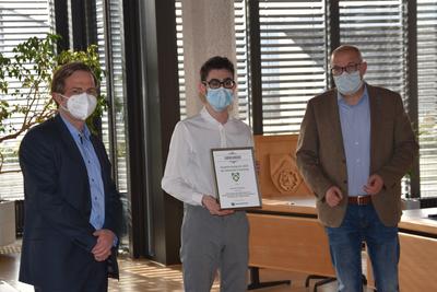 Bild vergr��ern: Emre Arik nahm den Preis entgegen.