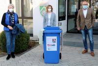 Bild vergr��ern: Achim Henkel und Brigitte K�mhof von der Gemeinde Finnentrop mit Sabrina Niklas (Mitte) an der neuen Tonne f�r Jeans