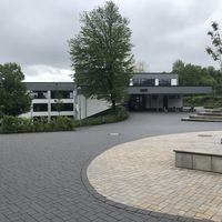 Bild vergr��ern: Gesamtschule (Haus Bigge) und Vorplatz