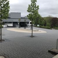 Bild vergr��ern: Gesamtschule (Haus Lenne) und Vorplatz