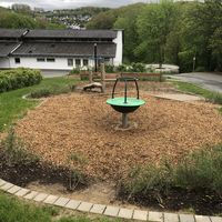 Bild vergr��ern: Schulhof mit Spielger�ten