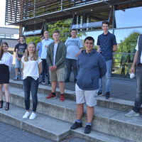 Bild vergr��ern: v. l. n. r.: B�rgermeister Achim Henkel, Landtagsabgeordneter Jochen Ritter, Sch�lerinnen und Sch�ler der Klasse 10b, Klassenlehrer Christoph Gunter