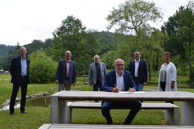 Bild vergr��ern: BM Henkel bei der Unterzeichnung der gemeinsamen Absichterkl�rung, im Hintergrund - die BM der Partnerkommunen