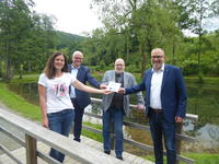 Bild vergr��ern: �bergabe der F�rderplakette f�r das LEADER-Projekt Ruhrmanns Teich an die Vertreter(in) der Gemeinde Finnentrop