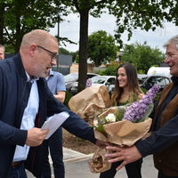 Bild vergr��ern: BM Henkel �bergibt einen Blumenstrau� an K�nstler Friedrich Freiburg