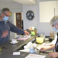 Bild vergr��ern: Marija Schack sorgt f�r das leibliche Wohl der G�ste und Reparateure (hier mit Uwe Steinberg)