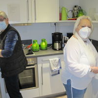 Bild vergr��ern: Irmgard Sch�n (rechts) und Marija Schack (links) umsorgen die G�ste und Reparateure