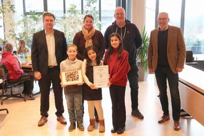 Bild vergr��ern: 3. Preis in H�he von 100,- &euro; 
Grundschulverbund Lennetal, Standort Finnentrop
Projekt: Installation eines Schaukastens mit lebenden Honigbienen im Schulzentrum Finnentrop