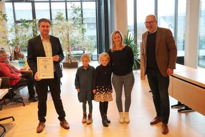 Bild vergr��ern: Anerkennung in H�he von 100,- &euro; 
Kath. Kindergarten St. Matthias Fretter
Projekt: �Auf den Spuren der Raupe Nimmersatt�