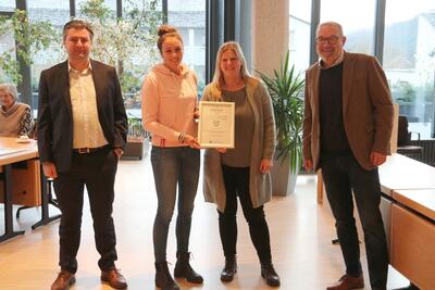 Bild vergr��ern: Anerkennung in H�he von 100,- &euro; 
Kindergarten Elternverein �Zwergenland� e.V., Ostentrop/Sch�nholthausen
Projekt: �Wir haben nur diese eine Welt�