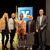 Bild vergr��ern: Birgit M�ller (Beisitzerin), Katja Schmidt (Gesch�ftsf�hrerin Kulturgemeinde Finnentrop), Mogli aus dem �Dschungelbuch�, Tanja Nennstiel (1. Vorsitzende der Kulturgemeinde Finnentrop), Bernd Kramer (Regionalmarktleiter Volksbank Sauerland eG)