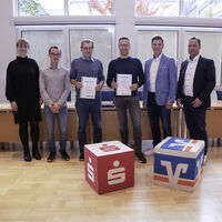 Bild vergr��ern: V. l. n. r.: Simone Rohde (Sparkasse Mitten im Sauerland), Yannick Br�cher (Gemeinde Finnentrop), Ludger Hengesbach (Dorf- und Heimatverein Fretter), Andr� Schulte (Gewinnerteam MTB Frettertal), Kreisdirektor Philipp Scharfenbaum
