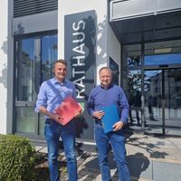 Bild vergr��ern: v.l.: Bereichsleiter Dominik Trepels (Gemeine Finnentrop) und Gruppenleiter Christoph Lazik (Abteilung Digital-Plus, Werthmann-Werkst�tten). Papierakten geh�ren im Sozialamt nun der Vergangenheit an.
