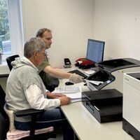 Bild vergr��ern: Zwei Mitarbeitende der Abteilung Digital Plus beim Scanvorgang