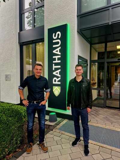 Bild vergr��ern: v. r. Daniel Becker mit Bereichsleiter Dominik Trepels